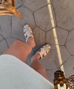 HIPPIE FLATS SAND CRINKLE PATENT^Dolce Vita Online