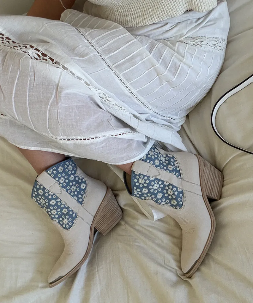 NASHE BOOTIES BLUE FLORAL NUBUCK^Dolce Vita Hot