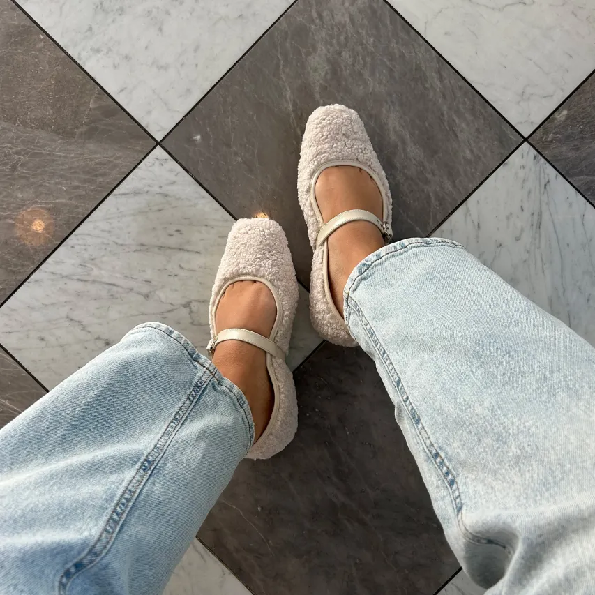 RODNI PLUSH BALLET FLATS CREME PLUSH^Dolce Vita New